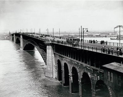 Voetgangers- en trolleyverkeer op de Eads Bridge tijdens de overstroming van 1903 door Unknown